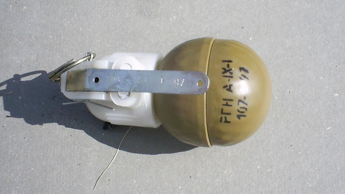 На Запорожье депутат едва не взорвал гостя гранатой На Запорожье депутат едва не взорвал гостя гранатой