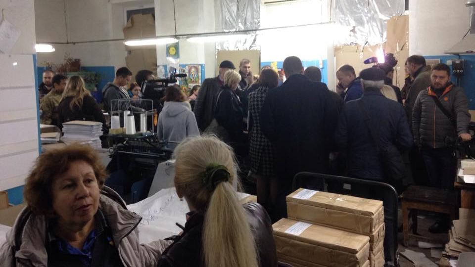 Скандал у Маріуполі: знайдено "ліві" бюлетені Скандал у Маріуполі: знайдено "ліві" бюлетені