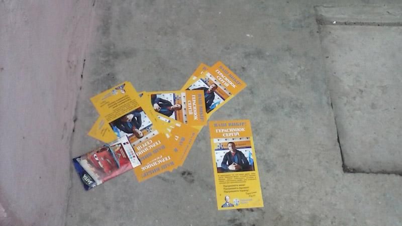 У день виборів Мукачеве рясніє агітками У день виборів Мукачеве рясніє агітками