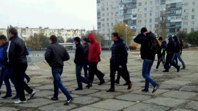 На дільницях Луганщини зігнали "тітушок" На дільницях Луганщини зігнали "тітушок"