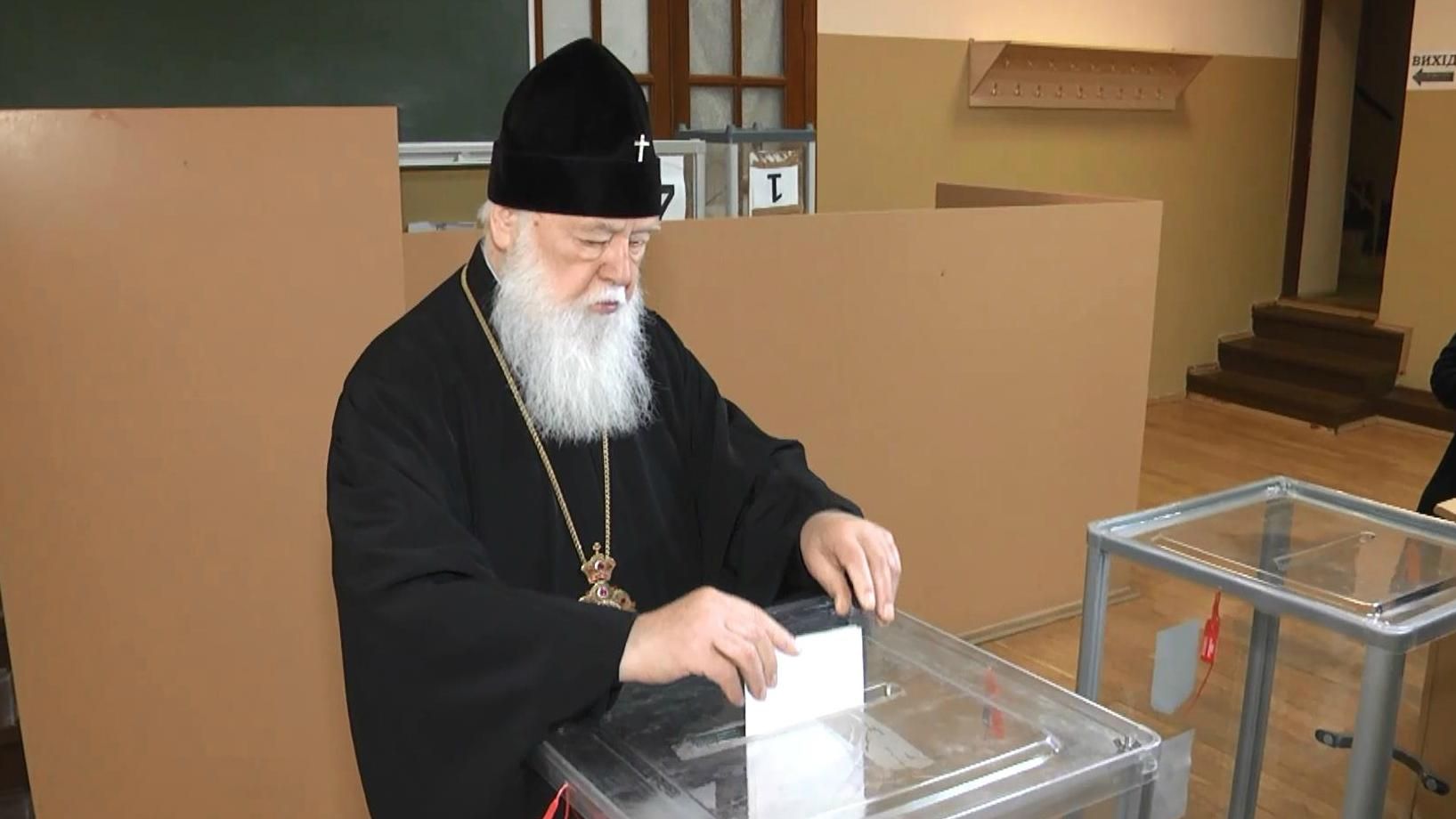 Патриарх Филарет первым проголосовал на участке в Киеве