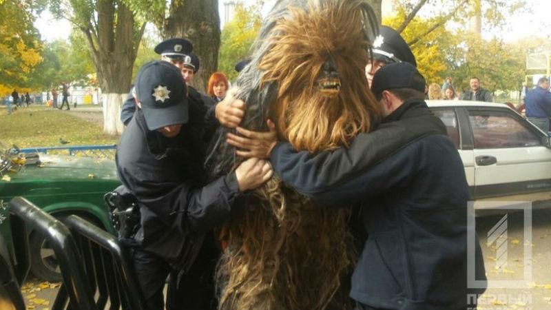 Фото дня. Полицейские "повязали" Чубаку Фото дня. Полицейские "повязали" Чубаку