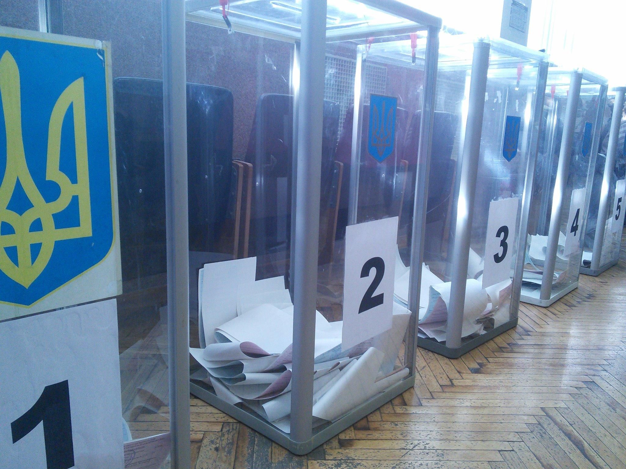 У Тернополі кандидат у депутати порвав бюлетень, не побачивши свого імені
