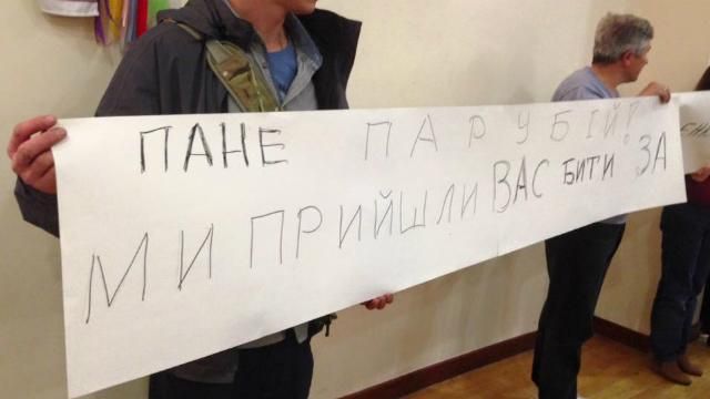 Ми прийшли вас бити! — діаспора погрожувала Парубію у Лондоні Ми прийшли вас бити! — діаспора погрожувала Парубію у Лондоні
