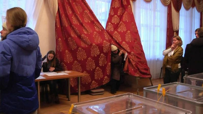 Избиратели придумали, как обойтись без кабинок: сделали их из штор
