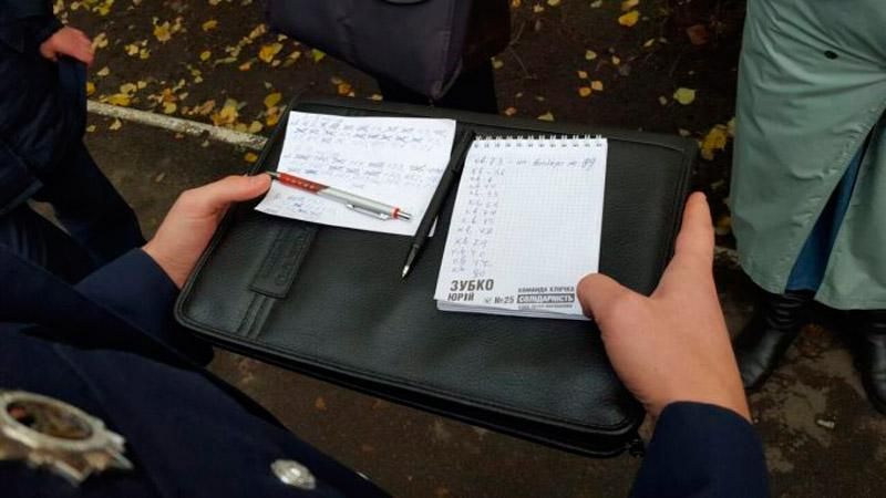 Біля входів на дільниці в Києві застукали людей зі списками виборців