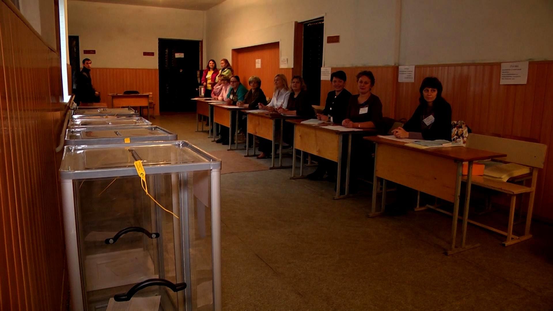 На дільницях Сумщини виборців підпоювали На дільницях Сумщини виборців підпоювали