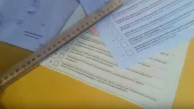 На дільниці роздавали бюлетені з "пташкою" навпроти "потрібної" партії На дільниці роздавали бюлетені з "пташкою" навпроти "потрібної" партії