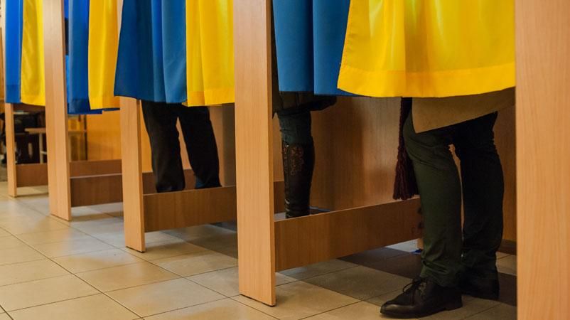 Сутичка на виборах в Одеській області: місцеві збунтувались через 30 "гостей"