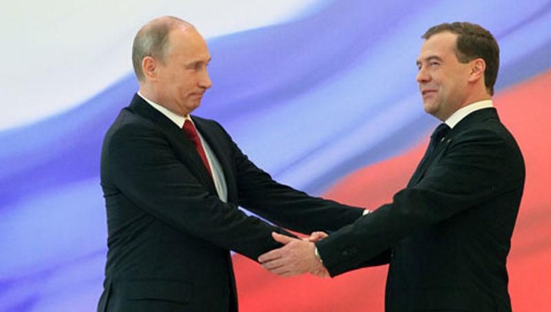 На одній із дільниць у Києві розклеїли портрети Путіна і Медведєва На одній із дільниць у Києві розклеїли портрети Путіна і Медведєва