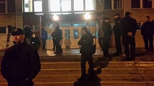 У Львові члени ДВК зачинились і не впускали кандидата і головного поліцейського