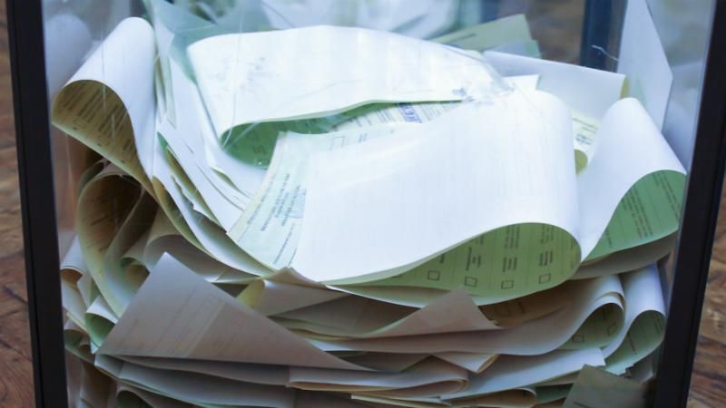 П’яний виборець переплутав урни і відправив бюлетень у сміття П’яний виборець переплутав урни і відправив бюлетень у сміття