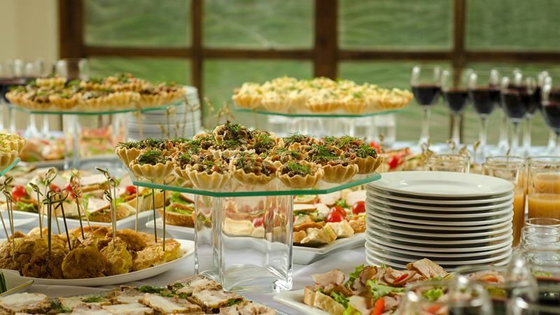 Кандидат на голову сільради влаштував застілля просто на дільниці Кандидат на голову сільради влаштував застілля просто на дільниці