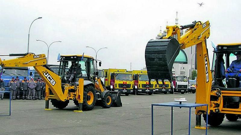 Комунальники святкують. Торт нарізали екскаваторами Комунальники святкують. Торт нарізали екскаваторами