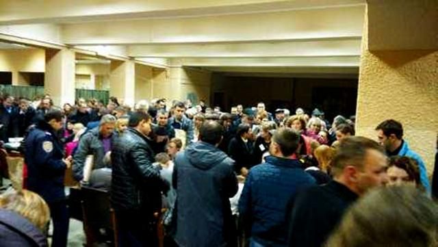 У харківському міськвиборчкомі тиснява та штовханина У харківському міськвиборчкомі тиснява та штовханина