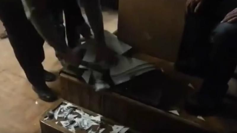 Появилось видео, как брутально рубили бюллетени на Прикарпатье