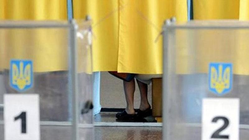 П’яна голова виборчкому вкусила спостерігача за ніс П’яна голова виборчкому вкусила спостерігача за ніс