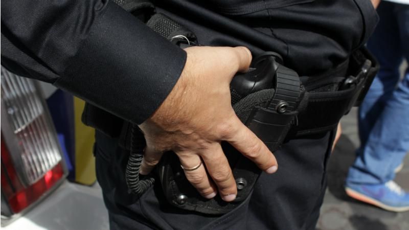 В центре Киева человек с гепатитом хотел перерезать себе горло В центре Киева человек с гепатитом хотел перерезать себе горло