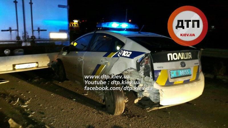В Киеве протаранили машину патрульных, которые приехали оформлять аварию