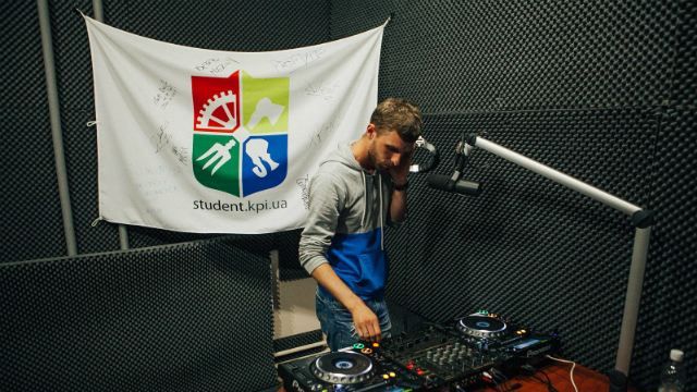 У Києві пограбували відоме студентське радіо: винесли техніки на 100 тисяч гривень У Києві пограбували відоме студентське радіо: винесли техніки на 100 тисяч гривень