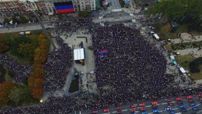 Мастера фотошопа. В "ДНР" дорисовали тысячи людей, которые радуются флагу