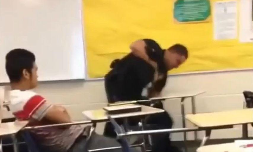 Полицейский бросил на пол темнокожую школьницу в США