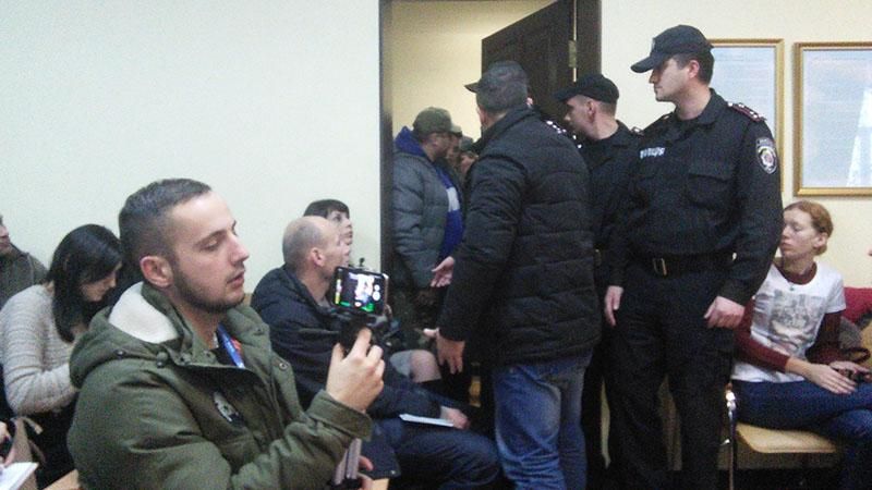 З’явилося ексклюзивне відео з бійки у суді над Мосійчуком (18+)