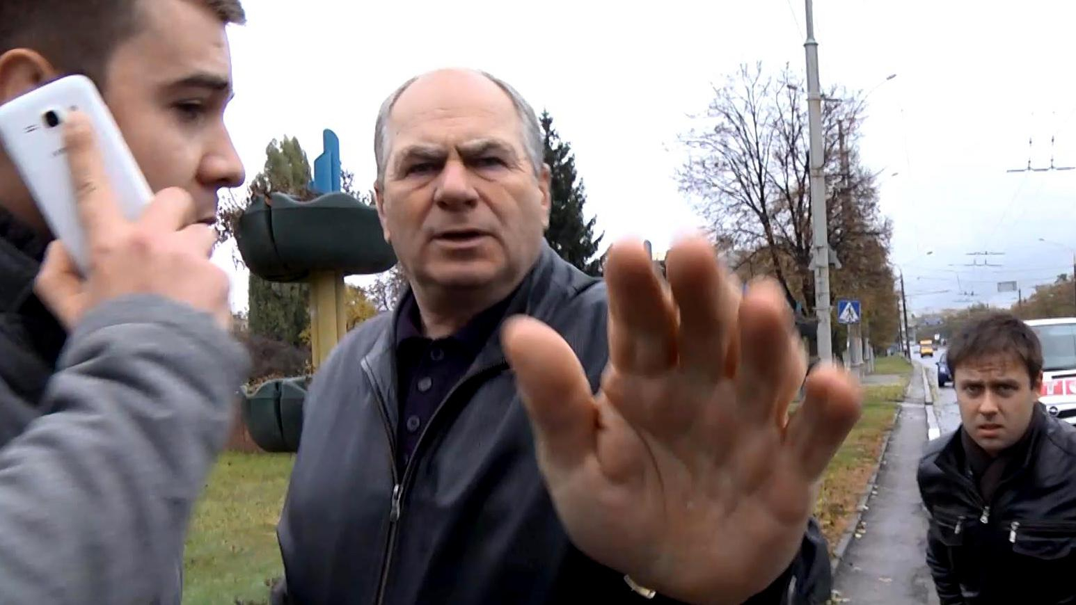 Депутат Сумского облсовета напал на журналистов с кулаками и пытался разбить камеру