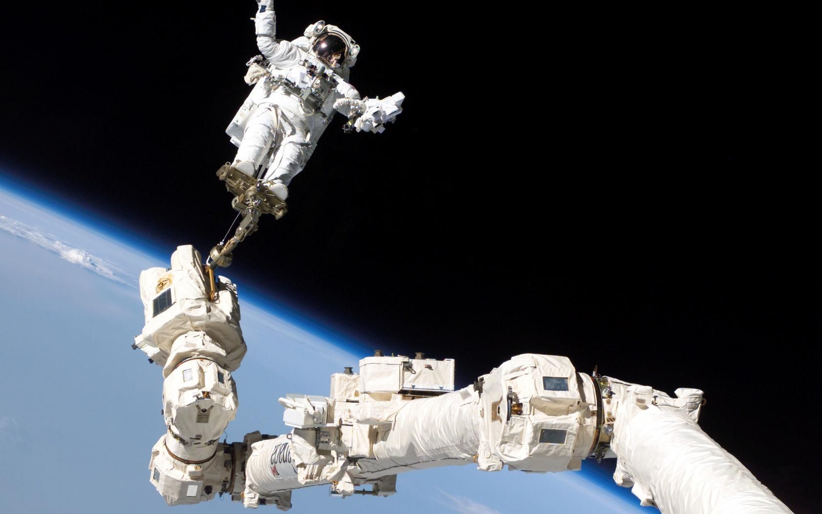 NASA показало "космічну прогулянку" астронавтів