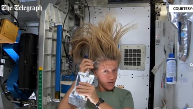 Не простой быт невесомости: космонавты показали, как развлекаются Не простой быт невесомости: космонавты показали, как развлекаются