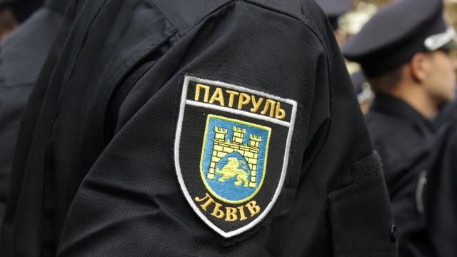 У Львові поліцейські побились в нічному клубі У Львові поліцейські побились в нічному клубі
