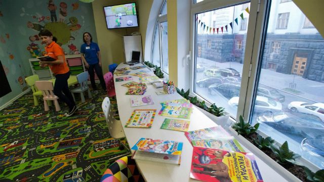 Отныне депутаты смогут ходить на работу с детьми Отныне депутаты смогут ходить на работу с детьми