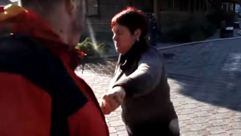 Предприниматель обматерила и побила журналистов Предприниматель обматерила и побила журналистов