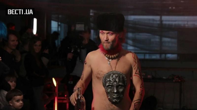 Луганський треш-дизайнер презентував показ на межі з порнографією (18+) Луганський треш-дизайнер презентував показ на межі з порнографією (18+)