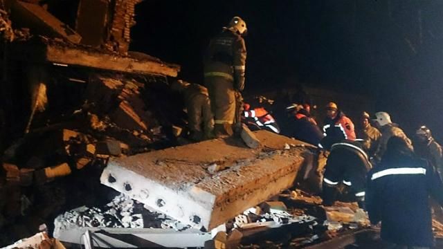 В России рухнул жилой дом и заживо похоронил под собой людей В России рухнул жилой дом и заживо похоронил под собой людей