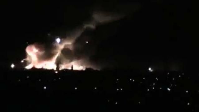 Гасити пожежу у Сватовому небезпечно, евакуація триває: подробиці від надзвичайників Гасити пожежу у Сватовому небезпечно, евакуація триває: подробиці від надзвичайників