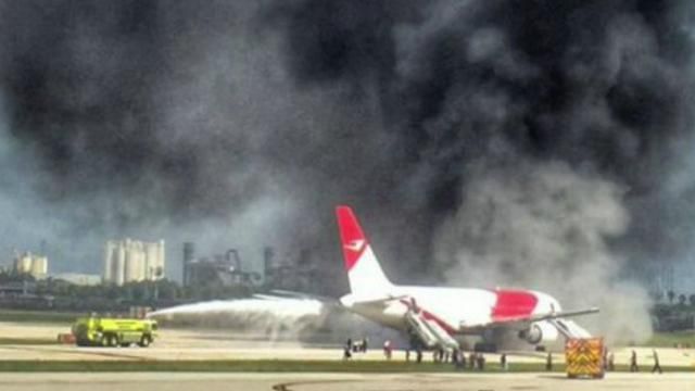 На злітній смузі загорівся літак з пасажирами: з'явилось відео На злітній смузі загорівся літак з пасажирами: з'явилось відео
