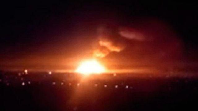 Бойцы танками начали тушить пожар в Сватово Бойцы танками начали тушить пожар в Сватово