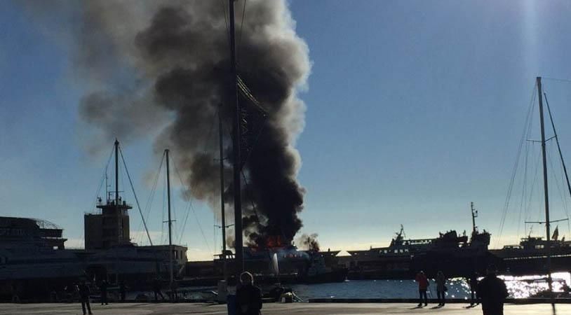 В Ялте загорелся пассажирский теплоход В Ялте загорелся пассажирский теплоход