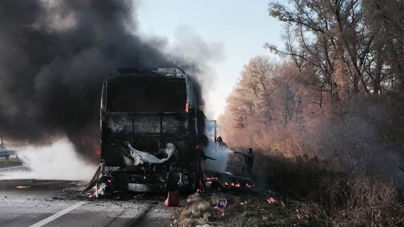 Автобус сгорел дотла по дороге в Киев
