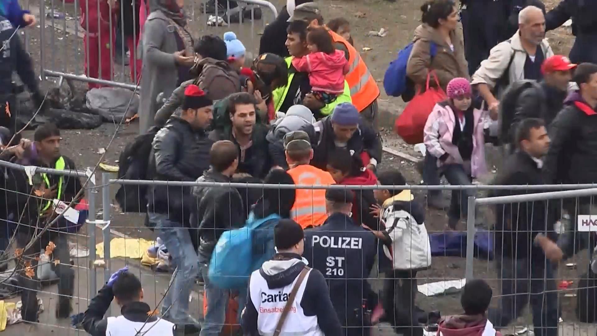 Тисячі агресивних біженців влаштували тисняву на кордоні у Словенії Тисячі агресивних біженців влаштували тисняву на кордоні у Словенії