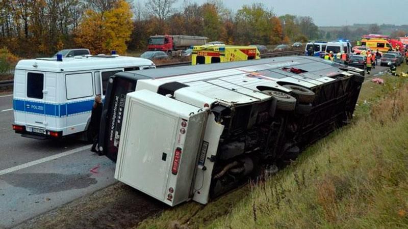 Автобус із дітьми перекинувся в Німеччині: є жертви Автобус із дітьми перекинувся в Німеччині: є жертви