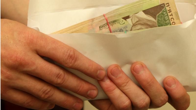 Чиновника впіймали на хабарі: продавав будівельний кран Чиновника впіймали на хабарі: продавав будівельний кран