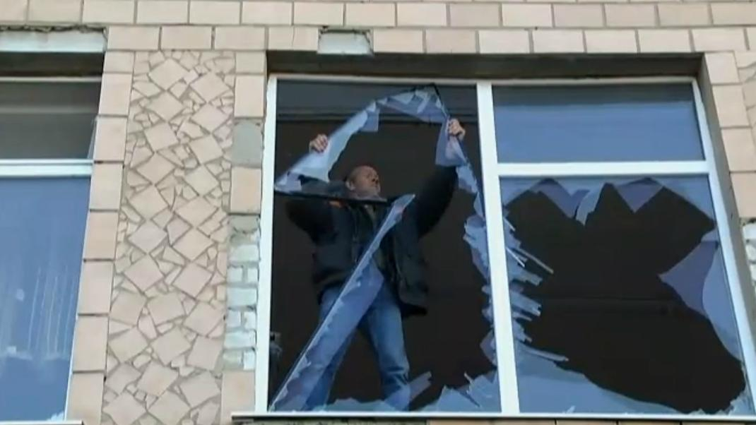 Пожар в Сватово вызванн попаданием неизвестного предмета, — очевидцы