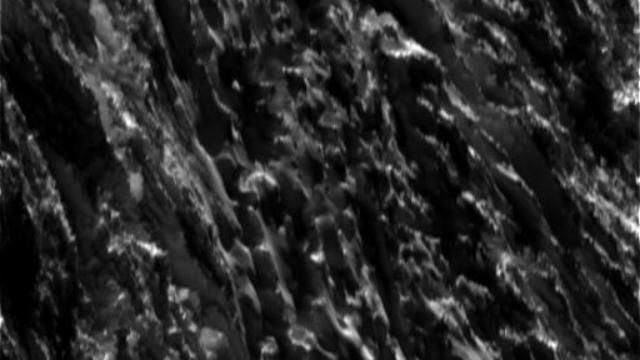 Появились удивительные фото со спутника Сатурна Появились удивительные фото со спутника Сатурна