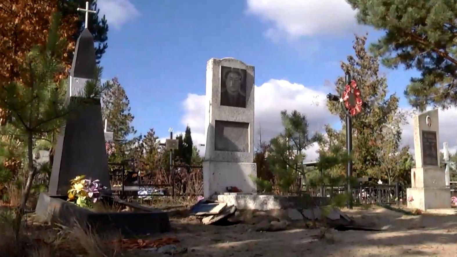 Собаки разрыли могилы в Ирпене и обгладывают кости Собаки разрыли могилы в Ирпене и обгладывают кости