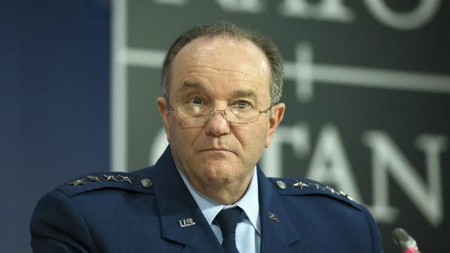 Росія продовжує постачати зброю і "добровольців" на Донбас, — НАТО Росія продовжує постачати зброю і "добровольців" на Донбас, — НАТО