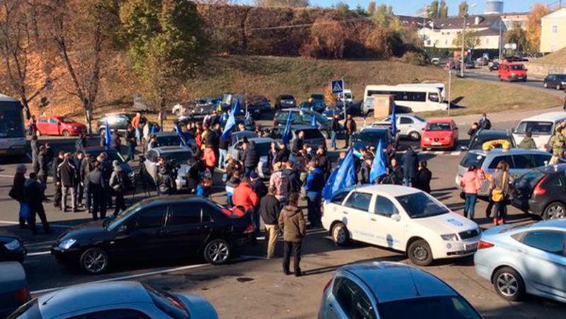 Сотня автомобілів вирушила до Порошенка: їх зустріли "тітушки" і міліція