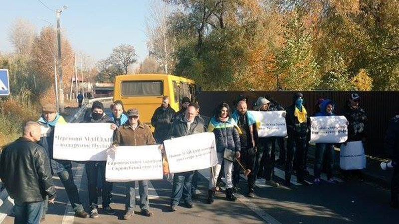 Під Будинком Порошенка уже два мітинги Під Будинком Порошенка уже два мітинги