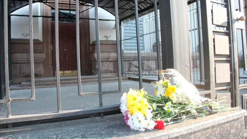 Украинцы принесли цветы к посольству России